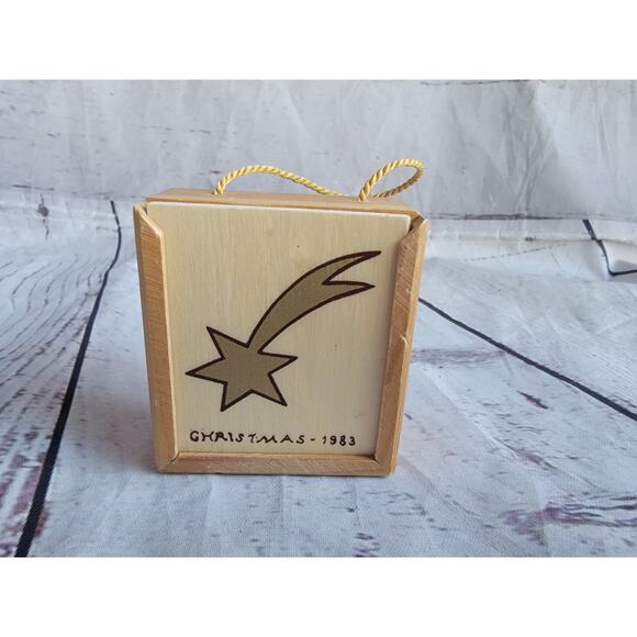 Vintage Handmade Nativity Box from Spain 1984 Christmas Ornament - Picture 2 of 7